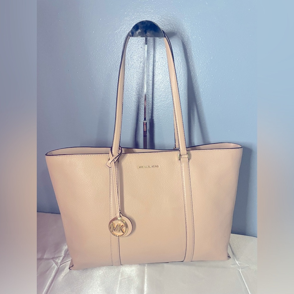 Authentic Michael Kors Purse!!! #058